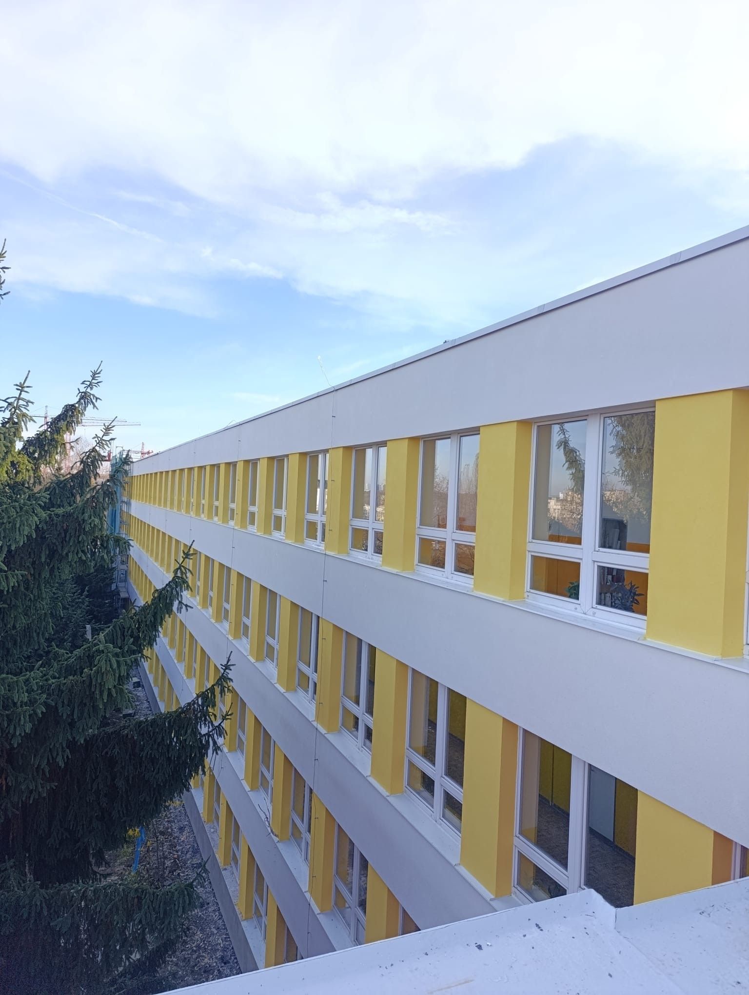 Pr&aacute;vě prob&iacute;h&aacute; poč&aacute;tečn&iacute; f&aacute;ze instalace fotovoltaick&eacute; elektr&aacute;rny na Z&aacute;kladn&iacute; &scaron;kole